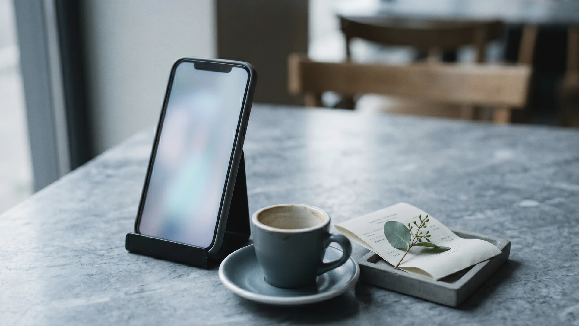 Cliente dejando una reseña desde el móvil en la mesa de un restaurante